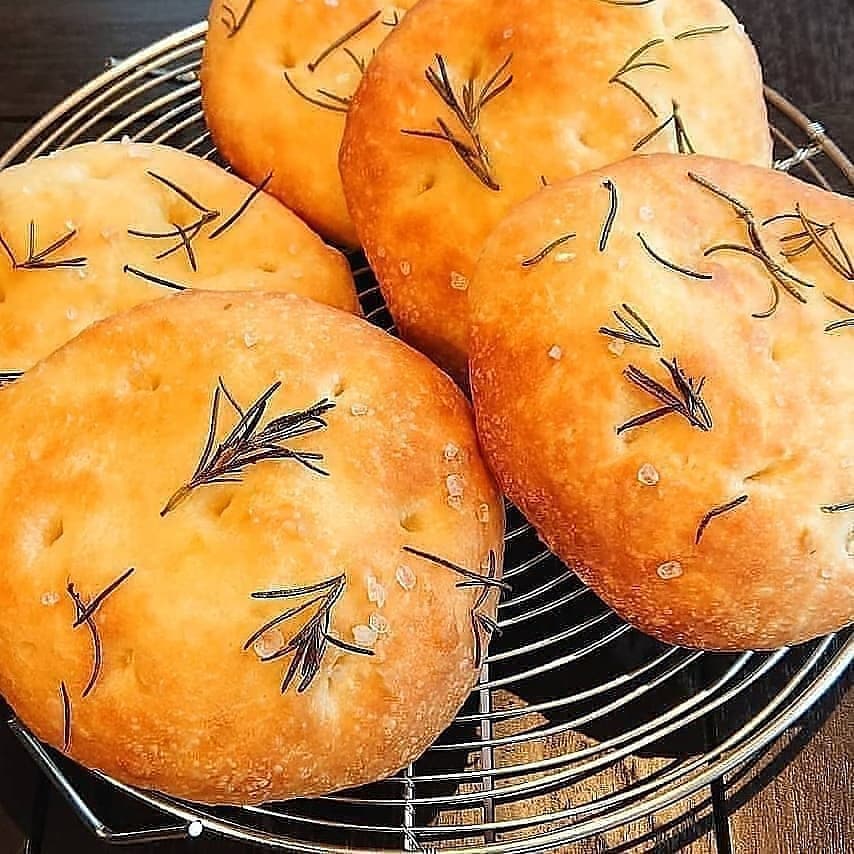  本日のパンはフォカッチャとクルミのパンです。#カフェオランジュ #クルミのパン #山本有三記念館隣 #三鷹カフェ #吉祥寺カフェ