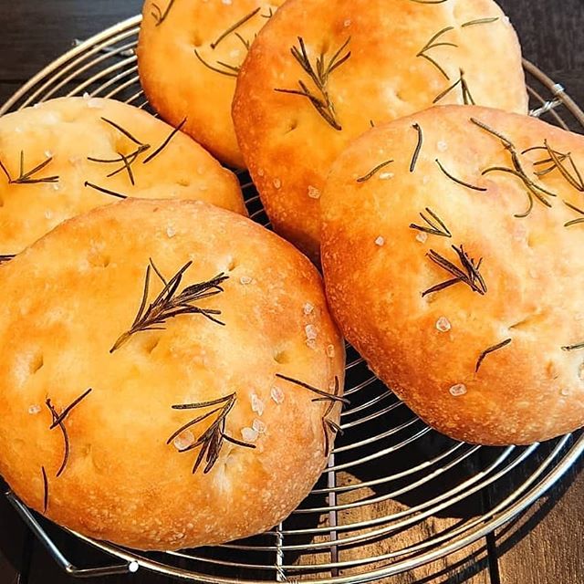  本日のパンはフォカッチャとクルミパンです。#カフェオランジュ #フォカッチャ #クルミのパン #山本有三記念館隣 #三鷹カフェ #吉祥寺カフェ